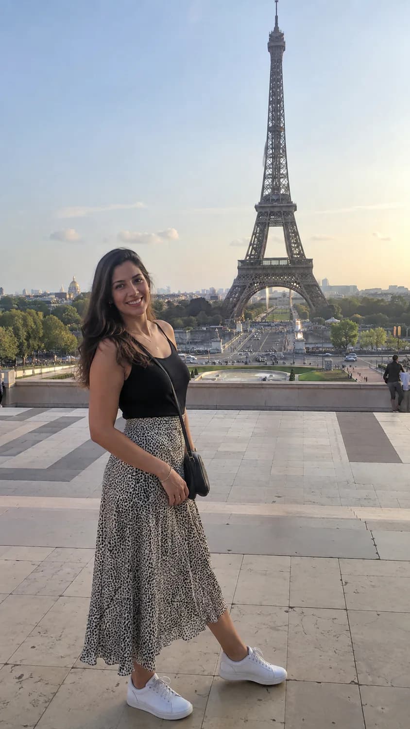 Viajera frente a la Torre Eiffel desde Trocadéro