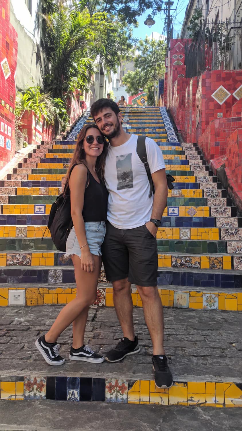 Pareja en las escaleras Selarón de Río de Janeiro